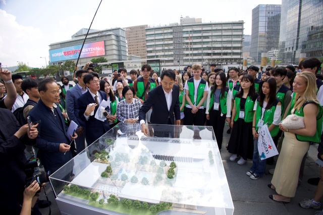 오세훈 서울시장이 8일 광화문광장에서 유엔참전국 후손 교류캠프 참가자에게 감사의 정원의 의미를 설명하고 있다. /서울시