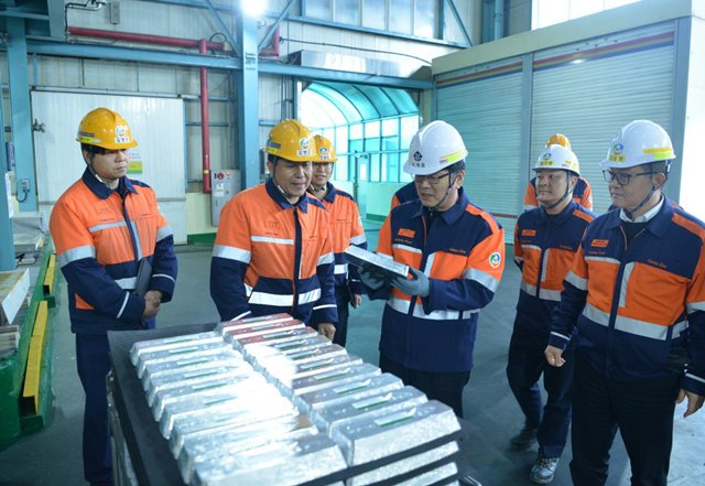 고려아연 CTO 이제중 부회장이 지난 2월 고려아연 온산제련소 내 인듐 공장을 찾아 생산된 제품을 확인하고 있다. /고려아연