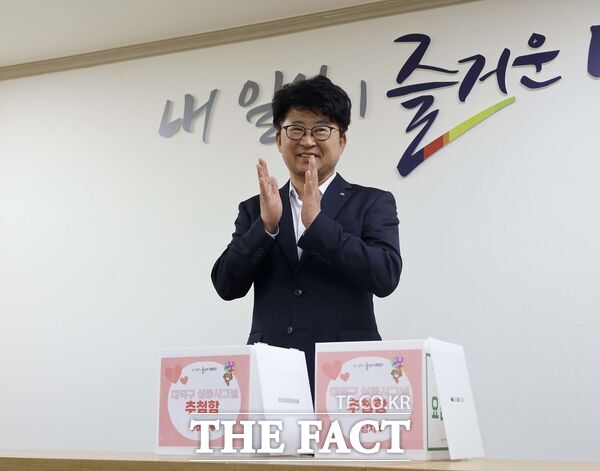 대전 대덕구는 지역 청년들을 위한 미혼남녀 만남 프로그램 ‘심쿵시그널’ 참여자 모집이 큰 관심 속에 성황리에 마감됐다. 최충규 대덕구청장이 심쿵시그널 참여자를 선정한 뒤 기념사진을 촬영하고 있다./대덕구