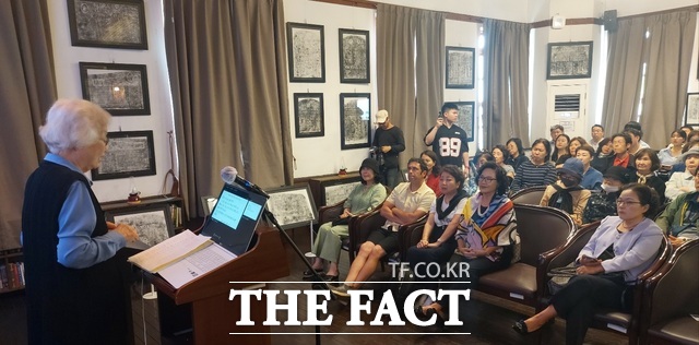 지난달 31일 인천 중구 제물포구락부에서 이덕희(왼쪽) 하와이한인이민연구소장이 하와이의 인천사람들이란 주제로 강의에 나섰다. 벽면에 하와이 오아후 공동묘지에 묻힌 초기 이민 한인들의 묘비 탁본 액자가 전시되고 있다. /김형수 기자
