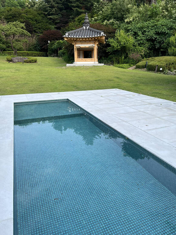 한남동 대통령 관저에 설치된 작은 규모의 수조 시설 사진이 공개되며 개 수영장 의혹이 커지고 있다. /박홍근 더불어민주당 의원 페이스북