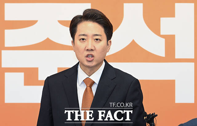 TV토론회에서 여성 신체폭력을 묘사한 표현을 인용한 이준석 개혁신당 의원에 대한 의원직 제명 청원이 8일 34만 명 이상의 동의를 얻었다. /박헌우 기자