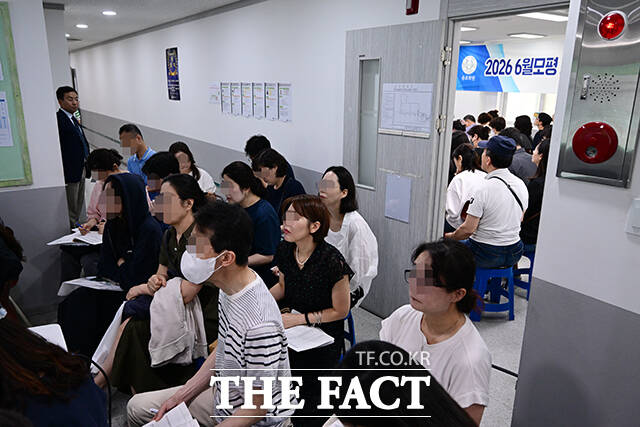 8일 오후 서울 성북구 종로학원 성북점에서 열린 2026 6월 모평 토대 수시, 정시 지원전략 설명회를 찾은 학부모들이 강의실 밖 복도에서 중계 화면으로 입시 전략을 듣고 있다. /남윤호 기자