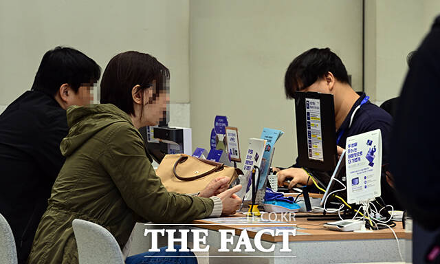 SK텔레콤이 전 고객을 대상으로 유심 무상 교체를 실시한 지난 4월28일 오전 서울 광화문 T월드 대리점 앞은 유심 교체를 하려는 고객들이 상담을 받고 있다. /임영무 기자