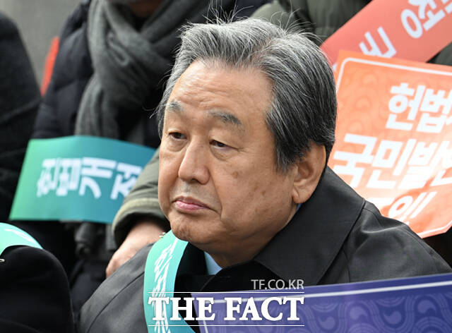 김무성 국민의힘 상임고문이 차기 지도체제를 놓고 내홍을 겪는 국민의힘에 선 당헌·당규 개혁, 후 전당대회 개최의 길로 가야 한다라고 당부했다. /박헌우 기자
