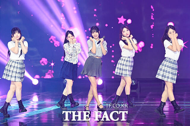 가수 강혜연이 9일 오후 서울 마포구 SBS프리즘타워에서 열린 SBS Life 더트롯쇼에 참석해 몰라도 너무 몰랐네 무대를 펼치고 있다. /서예원 기자