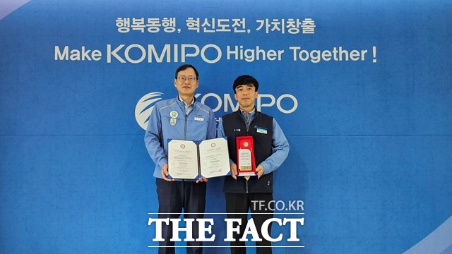 한국중부발전 신서천발전본부가 한국경영인증원(KMR)으로부터 4년 연속 노사관계 우수기업으로 인증받아 이종길 신서천발전본부장(왼쪽)과 김종선 중부노조위원장이 기념촬영을 하고 있다. /한국중부발전 신서천발전본부