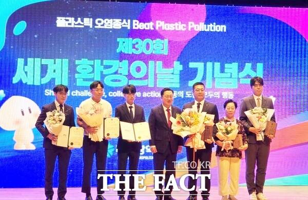 대전도시공사가 9일 ‘세계 환경의 날’을 맞아 개최된 제30회 대전시 환경상 시상식에서 생활·자연환경 부문 최고상인 ‘환경대상’을 수상했다./대전도시공사
