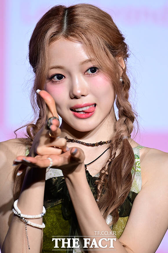 귀엽게 혀 빼꼼.