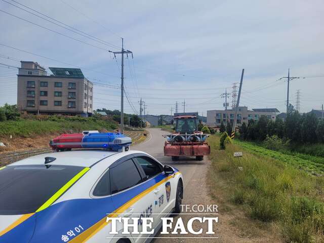 당진경찰서 송악지구대가 5~6월 영농철을 맞아 순찰차 이용 트랙터·경운기 에스코트로 농기계 교통사고를 예방하고 있다. /당진경찰서