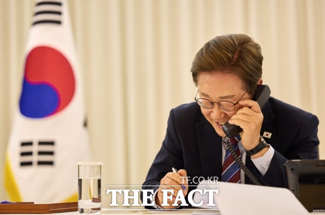 법원이 오는 18일로 예정된 이재명 대통령의 공직선거법 위반 사건의 파기환송심 기일을 헌법 84조를 근거로 연기하기로 했다. 이 대통령이 지난 6일 서울 한남동 관저에서 도널드 트럼프 미국 대통령과 전화 통화를 하고 있다. /대통령실