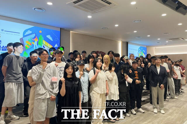 목원대 중앙도서관 지하 1층 유니버스홀에서 열린 2025 상반기 찾아가는 해외취업설명회 글로벌 커리어 시작하기에 참여한 청년들이 기념촬영을 하고 있다. /목원대