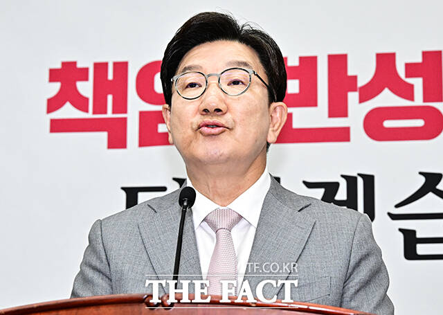 권성동 국민의힘 원내대표가 9일 이재명 대통령의 공직선거법 위반 사건의 파기환송심 기일을 연기한 서울고법을 겨냥해 헌법 84조에 대한 자의적 해석을 철회하라고 요구했다. /배정한 기자
