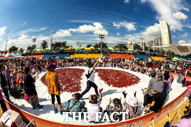 지난해 열렸던 청양 고추·구기자에서 1000원의 행복 고추담기 행사를 진행하는 장면. /청양군