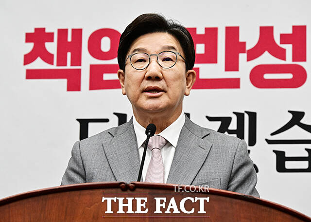 권성동 국민의힘 원내대표가 9일 이재명 대통령의 공직선거법 위반 사건의 파기환송심 기일을 연기한 서울고법을 향해 헌법 84조에 대한 자의적 해석을 철회하라고 요구했다. 검찰을 향해선 항고를 통해서 대법원에 해석을 요청해달라고 촉구했다. /배정한 기자