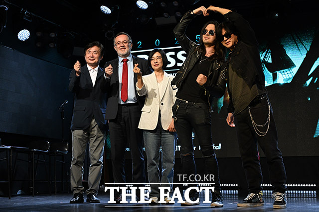 대중문화 교류 프로젝트 위해 모인 한국-크로아티아 관계자들. 박강원 한국음악레이블산업협회 이사와 마르코 유르치즈 크로아티아 관광청 대표, 이현주 한국콘텐츠진흥원 본부장, 가수 디노 젤루식, 그룹 YB(윤도현 밴드) 윤도현(왼쪽부터).