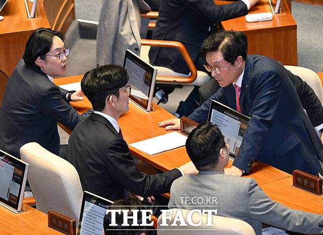 국민의힘이 9일 5시간 넘게 진행한 의원총회에서 어떤 의제에 대해서도 결론을 내리지 못하고 10일 의총을 다시 열기로 했다. 사진은 박형수 원내수석부대표(오른쪽)이 박충권 국민의힘 의원(왼쪽 두번째)과 지난 2일 오후 서울 여의도 국회에서 열린 제423회국회(임시회) 본회의에 참석해 대화를 하고 있는 모습. /배정한 기자