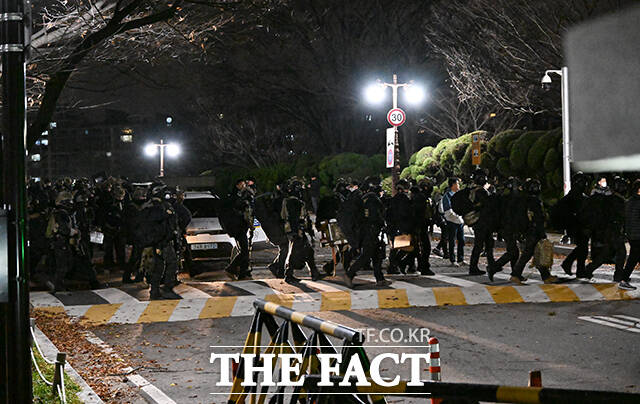 윤석열 대통령이 2024년 12월 3일 밤 비상계엄 선포를 한 가운데 서울 여의도 국회에서 군인들이 이동을 하고 있다. /국회=배정한 기자