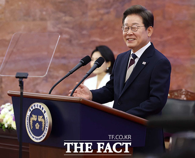 이재명 대통령이 창작뮤지컬 어쩌면 해피엔딩의 미국 토니상 수상을 축하하며 문화예술 분야 지원 강화를 약속했다. 이 대통령이 4일 오전 서울 여의도 국회 로텐더 홀에서 열린 취임선서를 하고 있다. /국회사진기자단