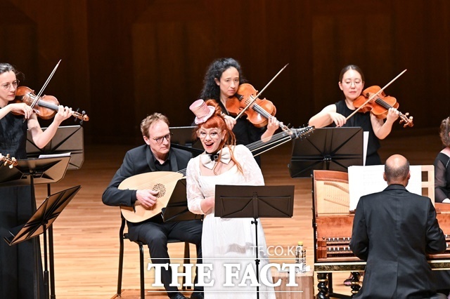 지난 6일과 8일 서울 예술의전당에서 열린 한화클래식 2025. 소프라노 파트리샤 프티봉과 아마릴리스 앙상블의 공연이 성황리에 막을 내렸다. 소프라노 프티봉의 공연 모습. /한화그룹