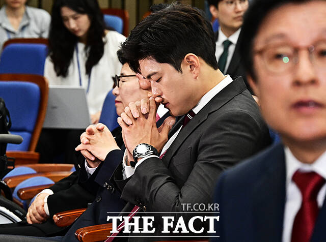 김용태 국민의힘 비상대책위원장이 5일 오전 서울 여의도 국회에서 열린 의원총회에 참석해 생각에 잠겨 있다. /배정한 기자