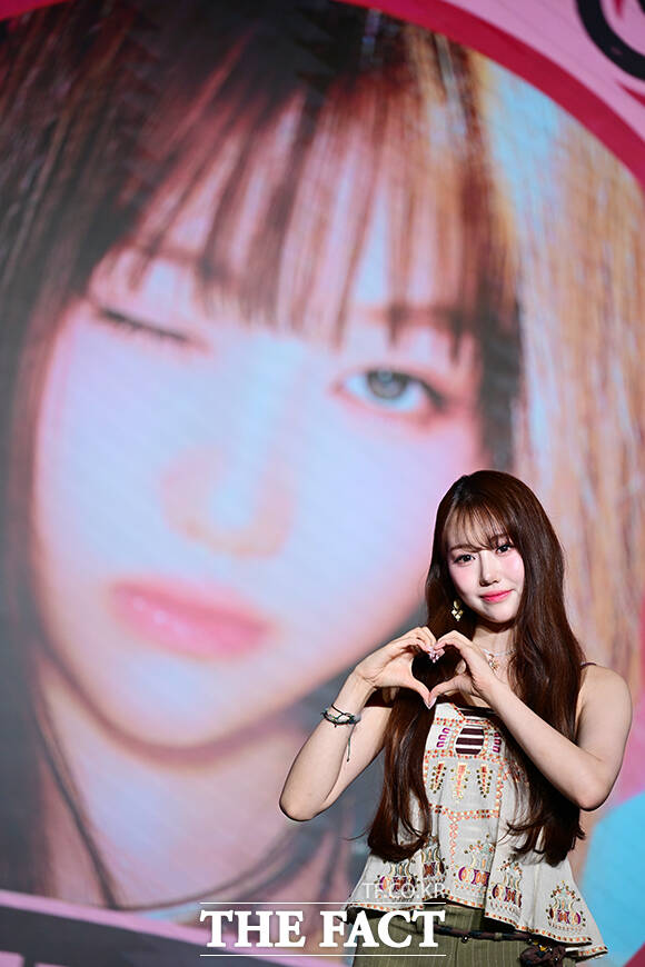 포토타임에서 매력 뽐내는 쿠루미.