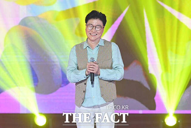 가수 임병수가 9일 오후 서울 마포구 SBS프리즘타워에서 열린 SBS Life 더트롯쇼에 참석해 아이스크림 사랑 무대를 펼치고 있다. /서예원 기자