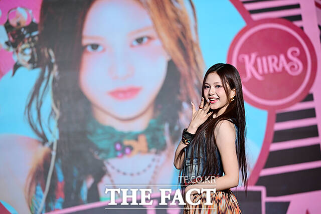 중국계 말레이시아인 링링은 키라스에서 메인래퍼와 서브보컬을 담당한다.