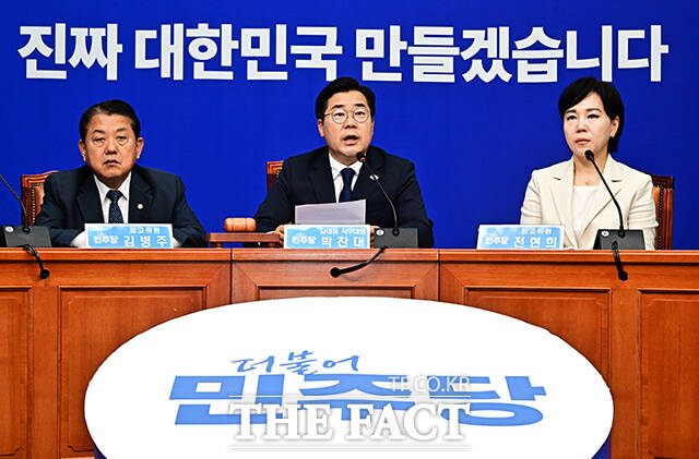 박찬대 더불어민주당 대표 직무대행 겸 원내대표(가운데)가 9일 오전 서울 여의도 국회에서 열린 최고위원회의에 참석해 모두발언을 하고 있다. /국회=배정한 기자