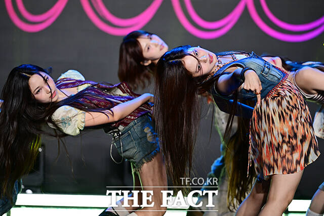 그룹 키라스가 9일 오후 서울 강남구 일지아트홀에서 열린 데뷔 쇼케이스에서 화려한 무대를 펼치고 있다. 오른쪽은 케이팝 최초로 데뷔한 중국계 말레이시아인 멤버 링링. /남윤호 기자