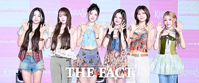 멤버 로아, 쿠루미, 하린, 링링, 카일리, 도연이 취재진을 향해 인사하고 있다.