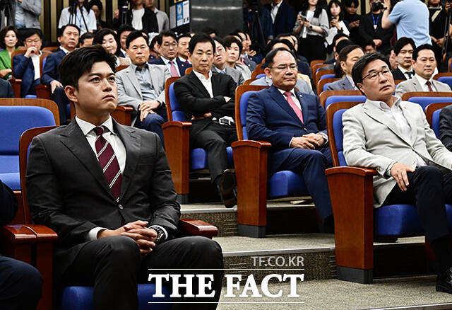 국민의힘 소속 3선 이상 중진 의원들이 9일 의원총회 전 회동을 갖고 김용태 비상대책위원장이 제안한 9월 초 전당대회 개최 여부와 김 위원장 거취 문제를 비롯해 당 쇄신 방안에 대해 논의했다. /배정한 기자