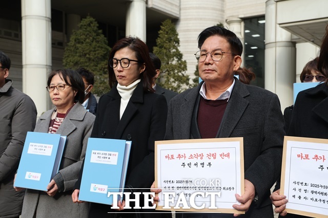 박강수 마포구청장이 지난 3월 5일 추가 소각장 건립 저지를 위한 주민서명부를 제출하기 위해 서울고등법원을 방문했다./마포구