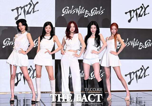 [더팩트ㅣ이새롬 기자] 그룹 있지(ITZY) 예지, 리아, 류진, 채령, 유나(왼쪽부터)가 9일 오후 서울 송파구 소피텔 앰배서더 서울에서 열린 새 미니 앨범 Girls Will Be Girls(걸스 윌 비 걸스) 발매 기념 기자간담회에 참석해 포즈를 취하고 있다.