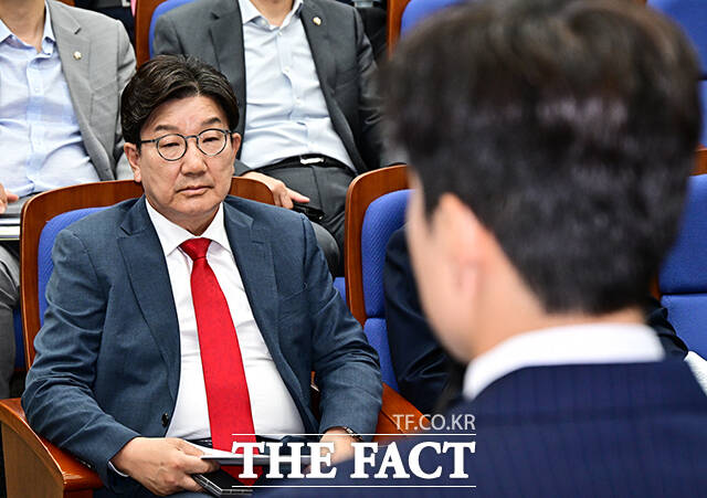 모두발언하는 김용태 비상대책위원장 바라보는 권성동 원내대표.