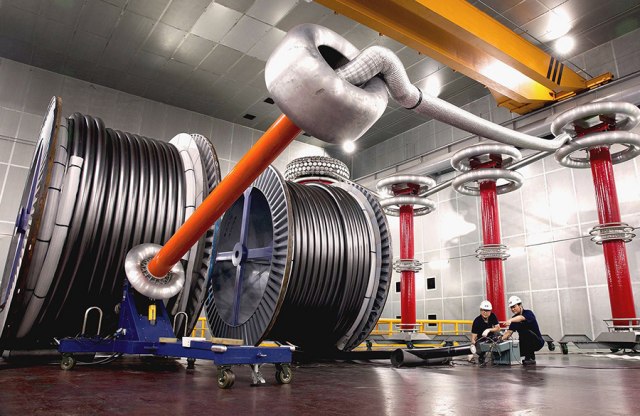 LS전선이 세계 최대 송전 용량 초고압직류(HVDC) 케이블 상용화에 성공했다. LS전선 직원이 구미 공장에서 초고압 직류(HVDC) 케이블을 테스트하는 모습. /LS전선