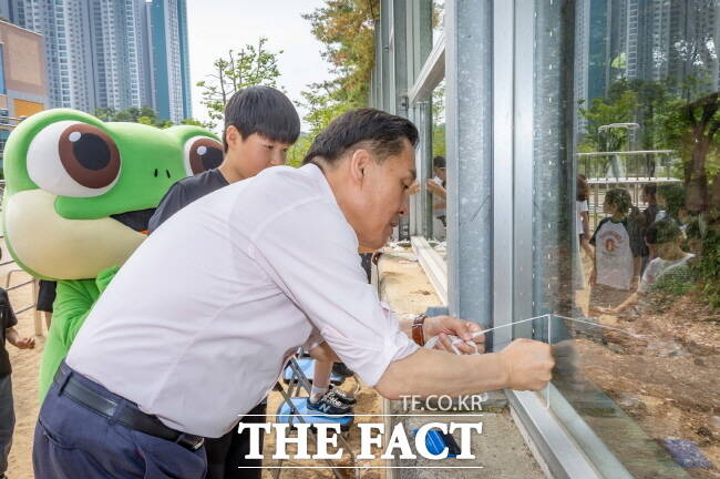 이재준 수원시장이 9일 송림초등학교 학생들과 함께 방음벽에 야생조류 충돌방지 테이프를 붙이고 있다./수원시