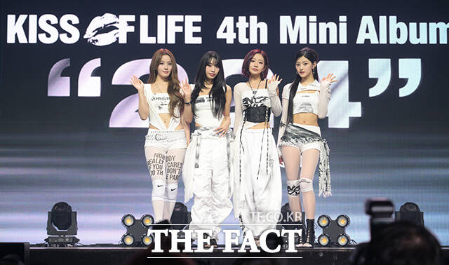 그룹 KISS OF LIFE(키스오브라이프) 벨과 나띠, 쥴리, 하늘(왼쪽부터)이 9일 오후 서울 광진구 예스24 라이브홀에서 열린 미니 4집 앨범 224 발매 쇼케이스에 참석해 포즈를 취하고 있다. /박헌우 기자