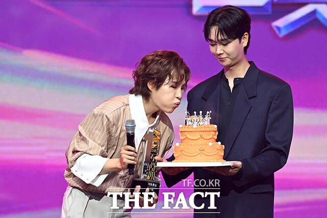 생일을 맞은 가수 김희재(왼쪽)가 9일 오후 서울 마포구 SBS프리즘타워에서 열린 SBS Life 더트롯쇼에 참석해 케이크 촛불을 끄고 있다. /서예원 기자