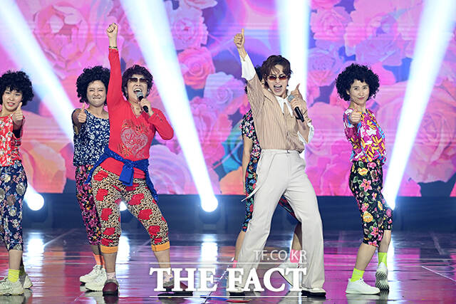 가수 이명화와 김희재가 9일 오후 서울 마포구 SBS프리즘타워에서 열린 SBS Life 더트롯쇼에 참석해 진짜배기 무대를 펼치고 있다. /서예원 기자