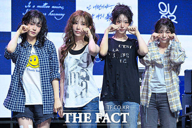 그룹 QWER(큐더블유이알)의 쵸단과 마젠타, 히나, 시연(왼쪽부터)이 9일 오후 서울 서대문구 예스24 원더로크홀에서 열린 미니 3집 난 네 편이야, 온 세상이 불협일지라도 발매 기념 쇼케이스에 참석해 포즈를 취하고 있다. /서예원 기자
