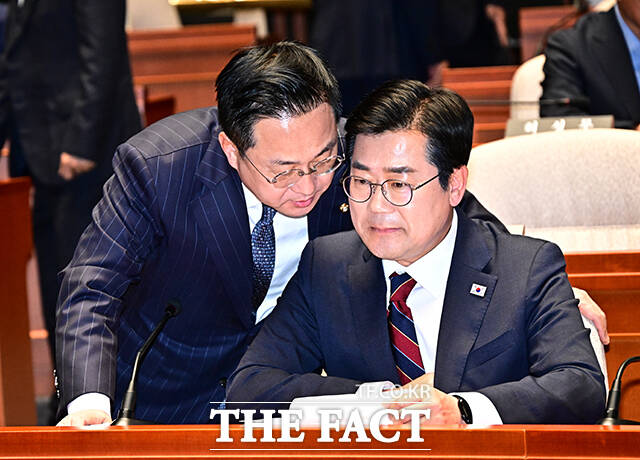 민주당은 현재 14명인 대법관 수를 30명으로 늘리는 내용이 담긴 법원조직법 개정안과 허위사실공표죄 구성 요건에서 행위를 삭제하는 내용을 핵심으로 하는 공직선거법 개정안 처리를 추진 중이다. 박 직무대행(오른쪽)이 5일 오후 국회에서 열린 의원총회에 참석해 박성준 원내수석부대표와 논의하는 모습./배정한 기자