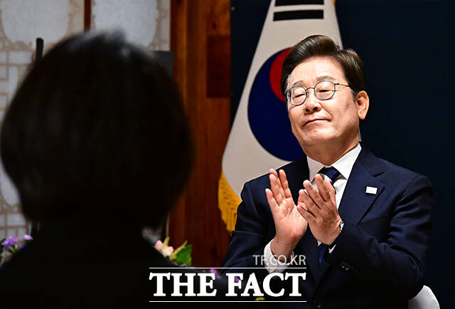 다만 민주당 내부에서는 전반적으로 출신보다 방향이 중요하다는 판단 아래 비교적 신중한 수용 분위기가 감지된다. 검찰 특수부 출신을 기용한 이번 선택에는 문재인 정부 시절 조국 민정수석이 겪었던 검찰 장악 실패의 쓰라린 교훈이 녹아있다는 분석이 다수다./배정한 기자