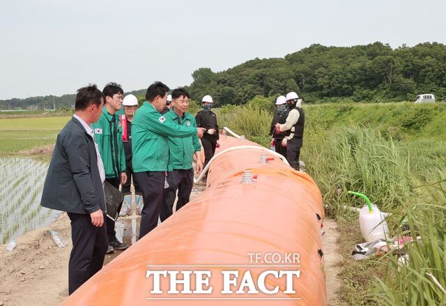 당진시는 5일 고대면 슬항리 일원에서 튜브형 침수 방지 차수매트 설치훈련을 실시했다. /당진시