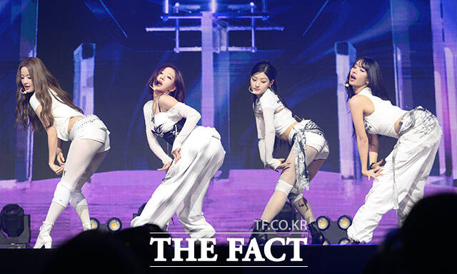 그룹 KISS OF LIFE(키스오브라이프)가 9일 오후 서울 광진구 예스24 라이브홀에서 열린 미니 4집 앨범 224 발매 쇼케이스에 참석해 화려한 무대를 선보이고 있다. /박헌우 기자