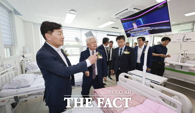 9일 전북 무주군 무주읍 당산리 일원에서 열린 무주군립요양병원 개원식에 참석한 김관영 전북도지사(왼쪽)가 황인홍 무주군수(왼쪽 두 번째) 등과 함께 병원 내부를 둘러보고 있다. /전북도