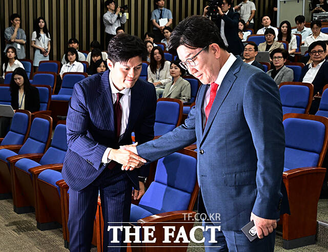 의원총회에 참석해 인사하는 김용태 비상대책위원장(왼쪽)과 권성동 원내대표.