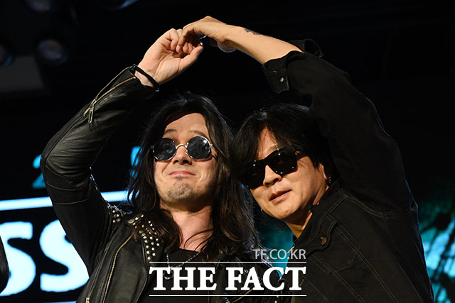 가수 디노 젤루식(왼쪽)과 그룹 YB(윤도현 밴드) 윤도현이 9일 오후 서울 마포구 홍대 롤링홀에서 열린 한국-크로아티아 대중문화 교류 프로젝트 ODYSSEY 기자간담회에 참석해 포즈를 취하고 있다. /남용희 기자