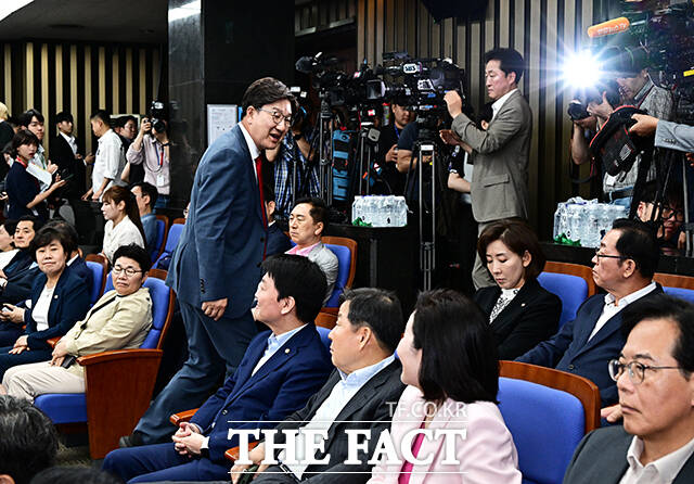 김용태 비상대책위원장 모두발언 들은 뒤 회의장 떠나는 권성동 원내대표.