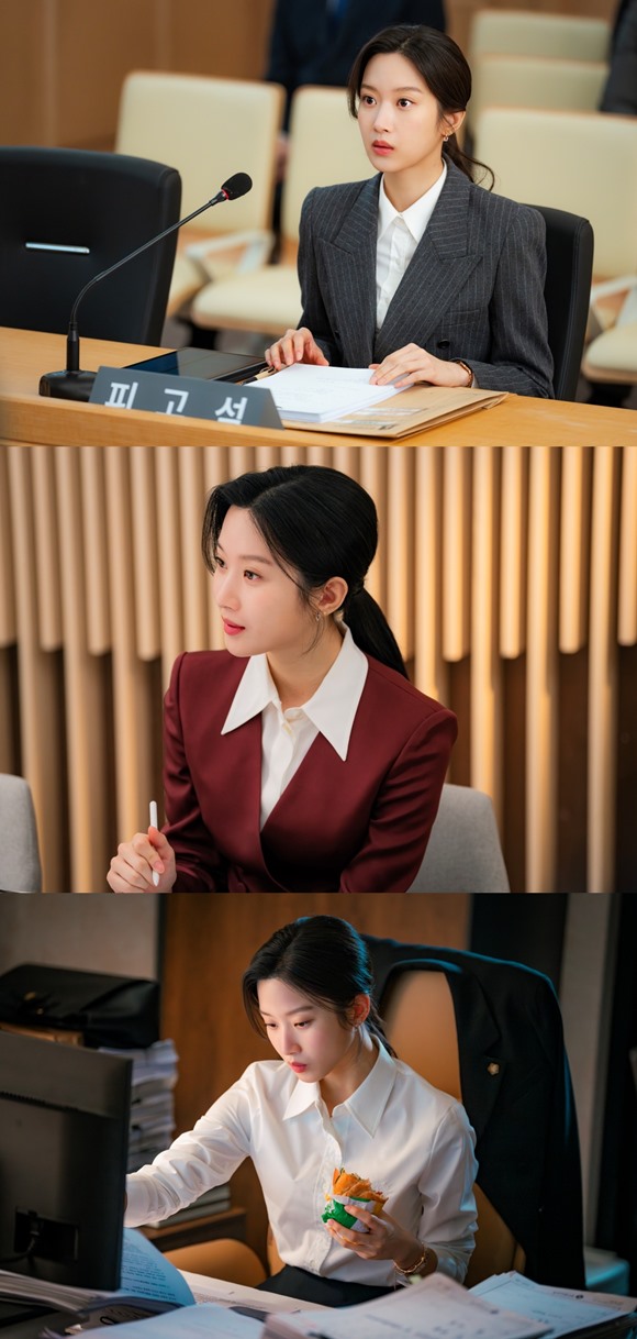 tvN 새 토일드라마 서초동에 출연하는 문가영의 스틸컷이 공개됐다. 극 중 1년 차 어쏘 변호사 강희지 역을 맡은 그는 다채로운 매력을 보여줄 예정이다. /tvN